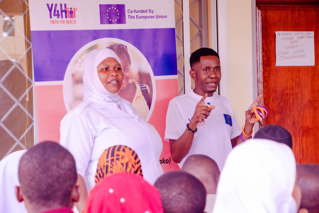 Adolescent champion empowering the adolescents on reproductive health and rights during a weekend clinic modal under #Y4H